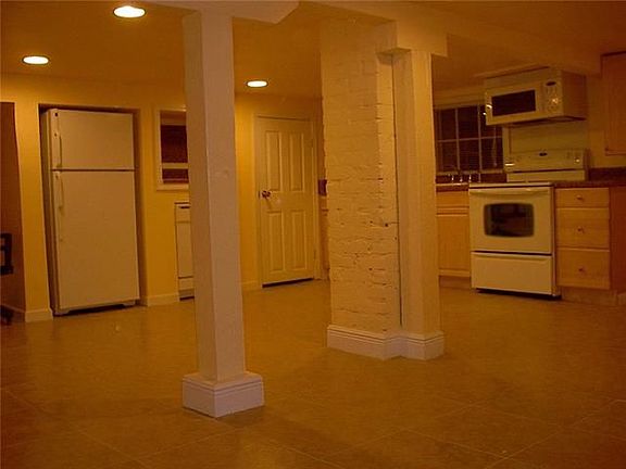 2nd image of 33B Fontainebleau Dr #B