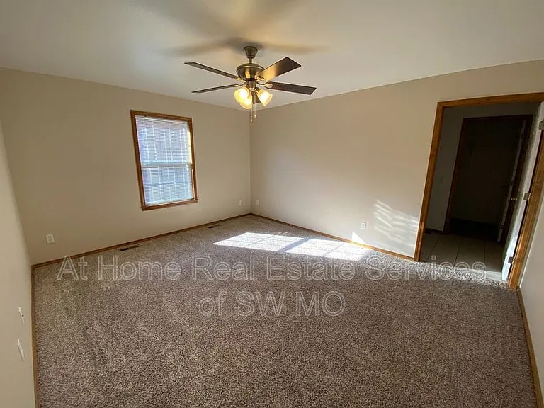 625 S Hazelnut Ave — Photo 8