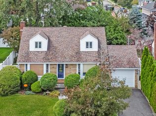 19 Leonard Rd, Syosset, NY 11791