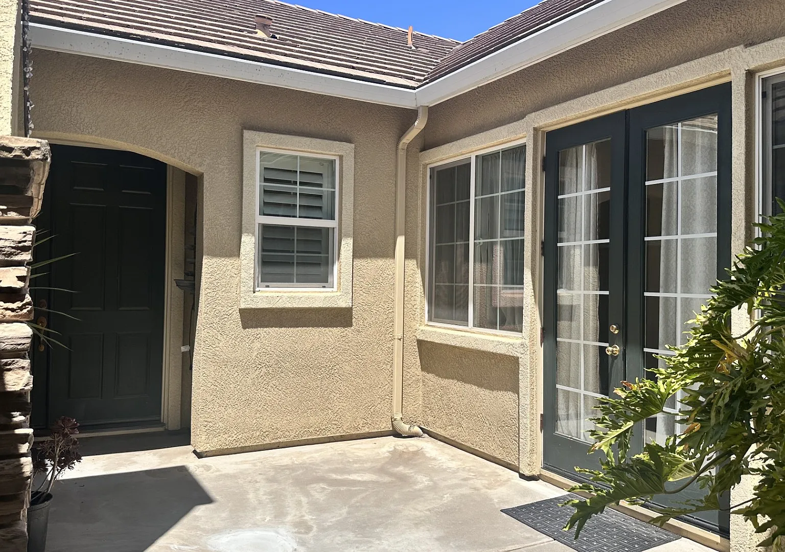4 bed, 2.5 bath, 2198 sqft, $900 — Photo 2