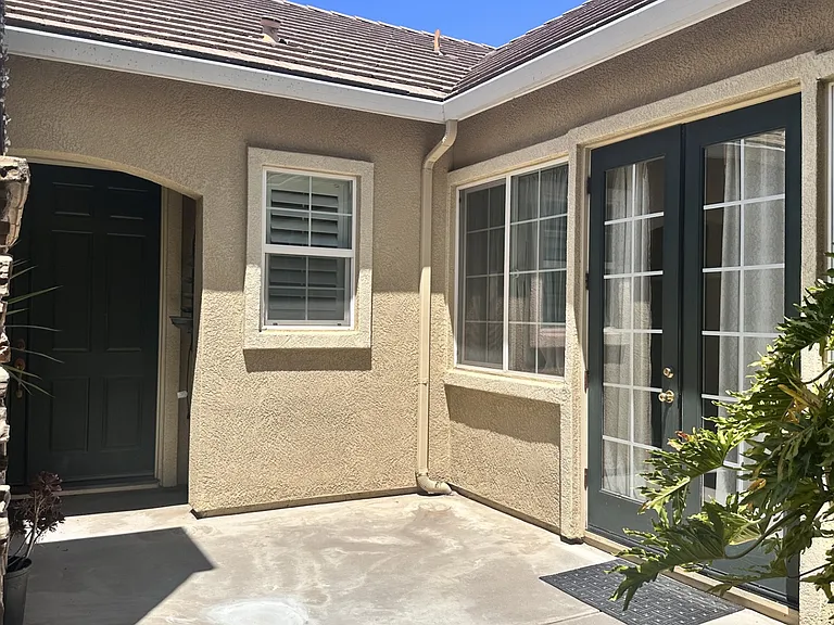 553 Rowland Ct — Photo 2