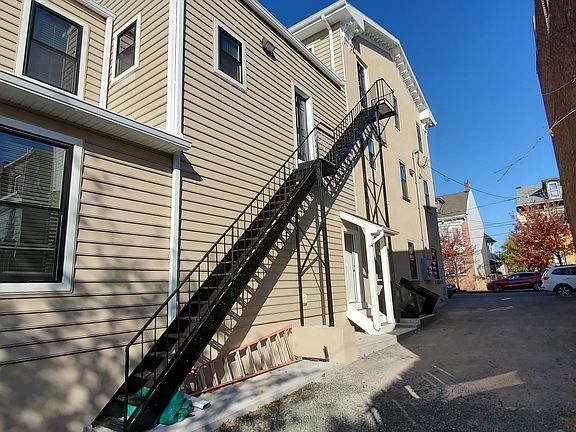 Can also enter into the kitchen from the parking area.