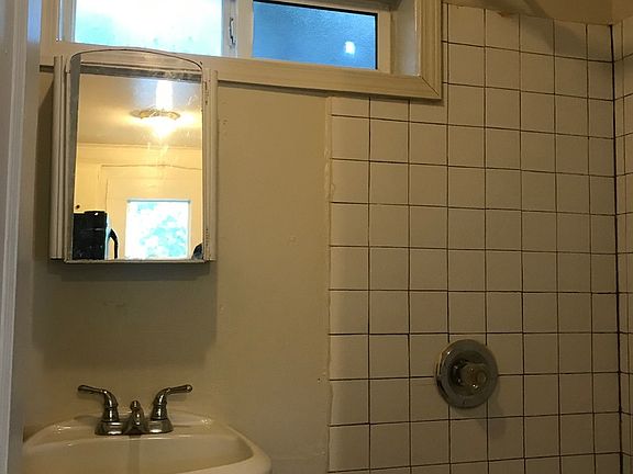 4th image of 223 S 28th St #1/2