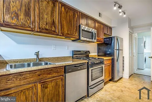 1729 E St NE #4 — Photo 11