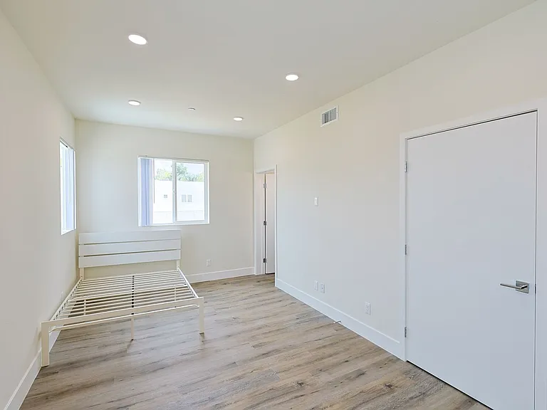 1189 W 37th Pl — Photo 9