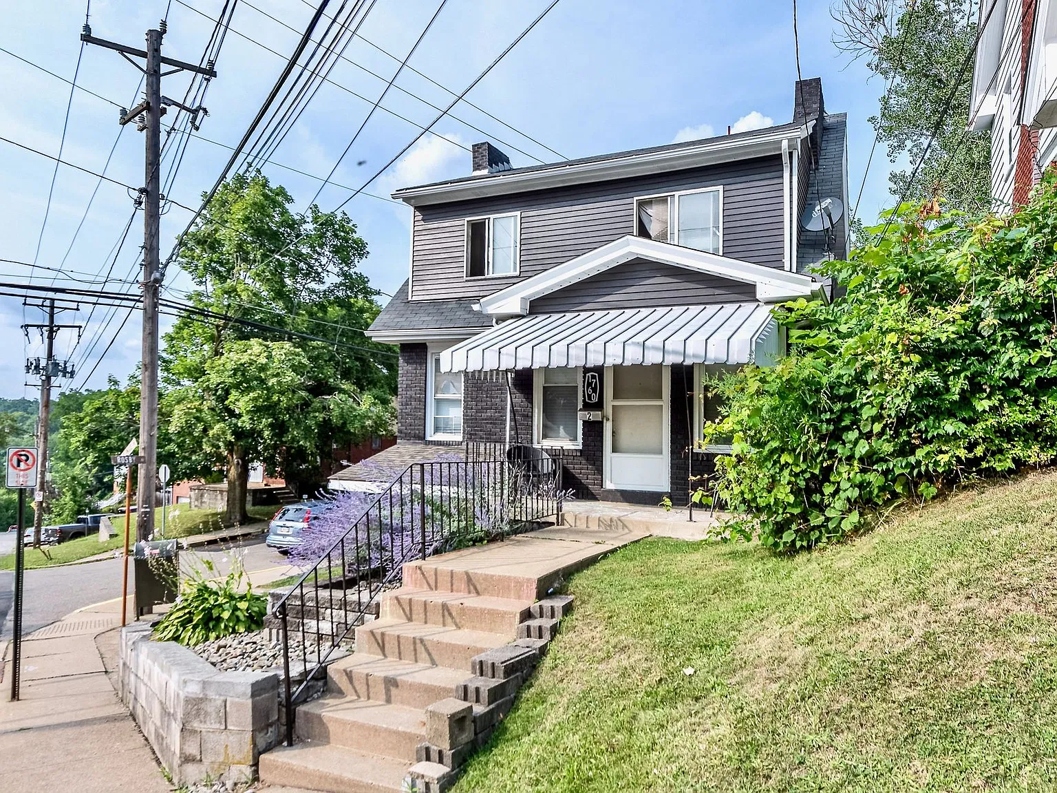Beautiful Dormont Apartment * Spacious & Renovated * Walk to the T * Pet Friendly * Available Now — Photo 2