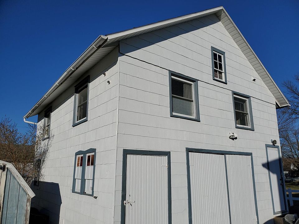 2nd floor apartment with workshop and storage on ground level