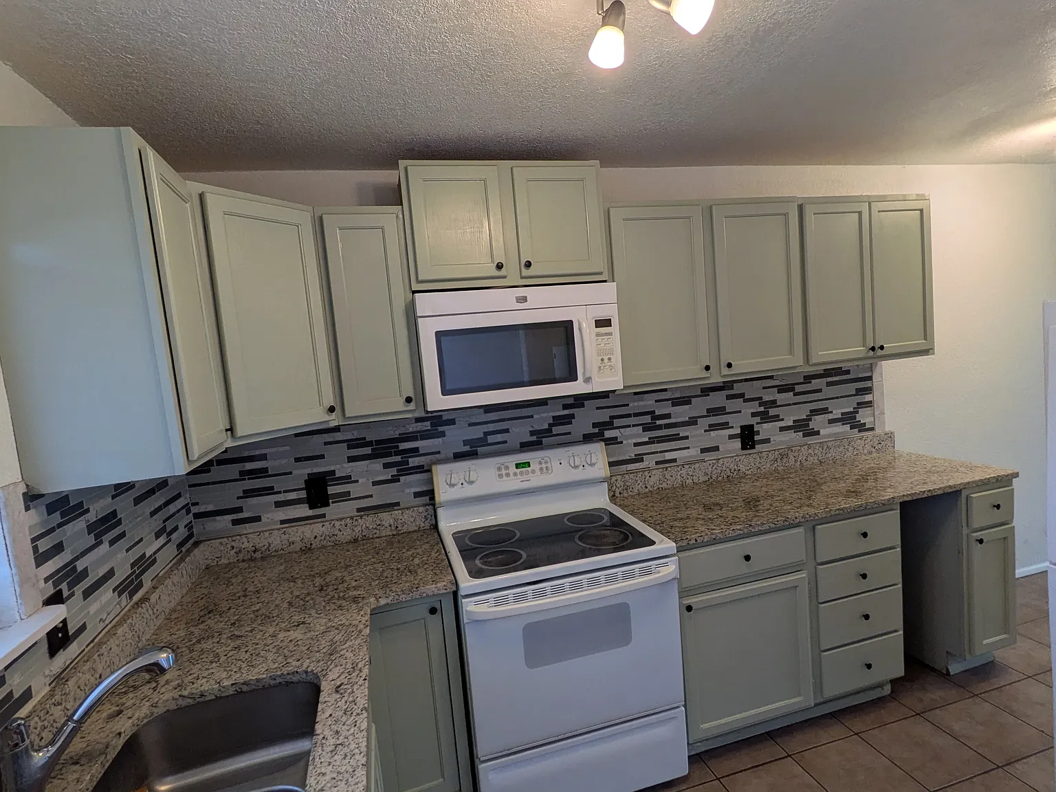 2 bed, 1.5 bath, 1024 sqft, $1,150 — Photo 2