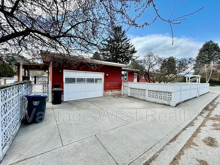 1319 Kelglen Cres #A — Photo 38