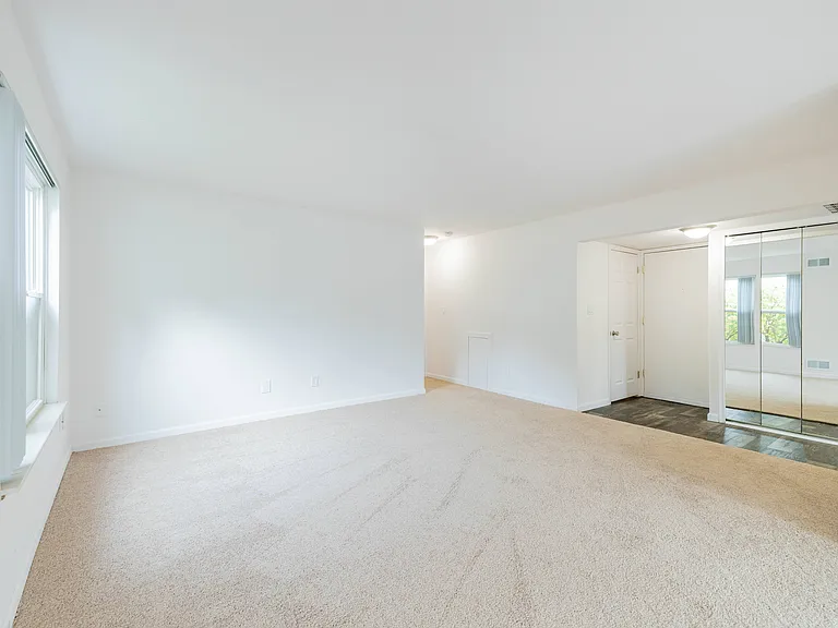 Whethersfield Apartments — Photo 36