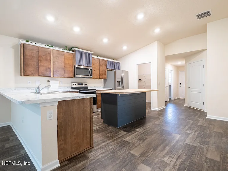 2446 Oak Stream Dr — Photo 5