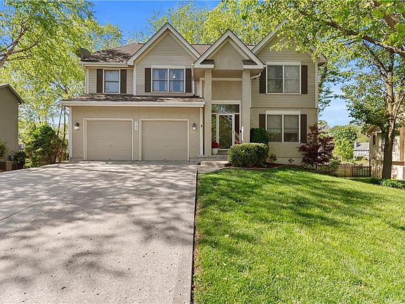 3rd image of 705 Hawthorne Dr