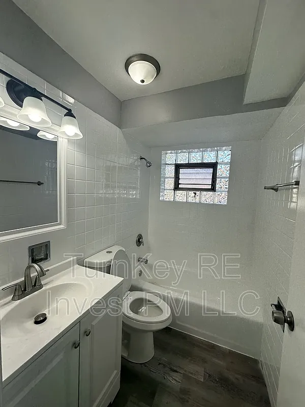 1015 E 150th Pl — Photo 4