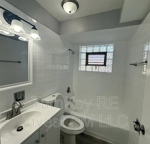 1015 E 150th Pl — Photo 4