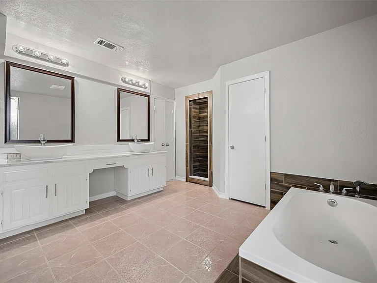 2011 Reverchon Dr — Photo 15