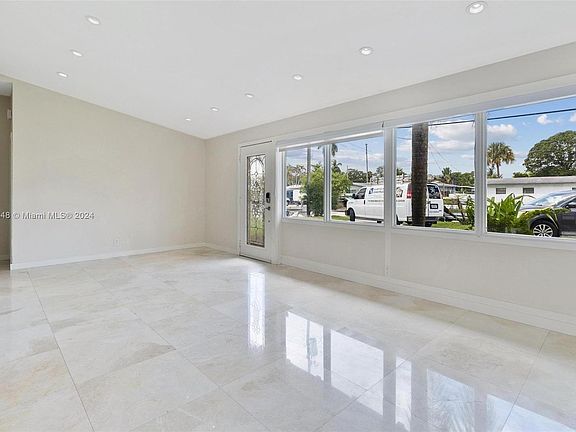 5th image of 2412 Bimini Ln #2412