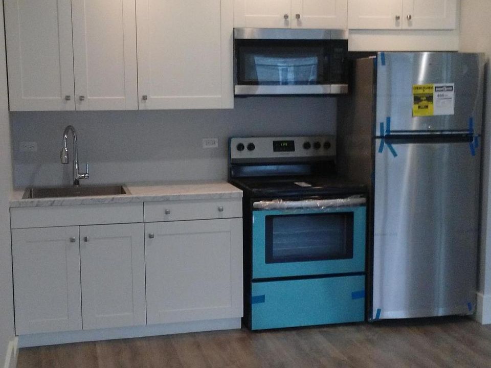 Kitchen w/Tiled Glass Backsplash