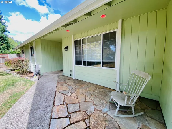 545 67th St, Springfield, OR 97478