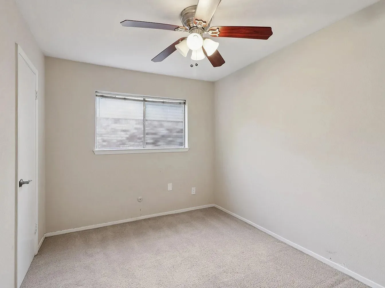 3 bed, 1919 sqft, $2,000 — Photo 2