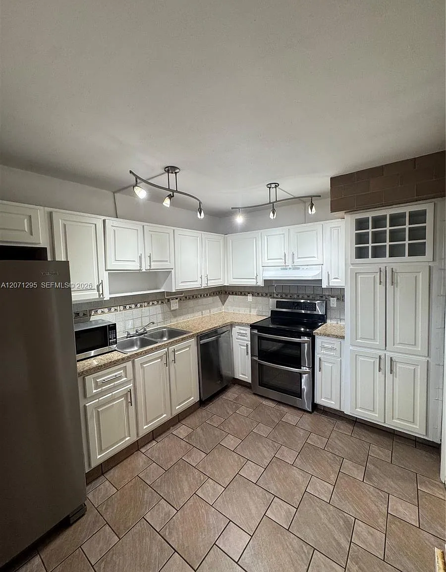 Racquet Club Apartments A — Photo 4