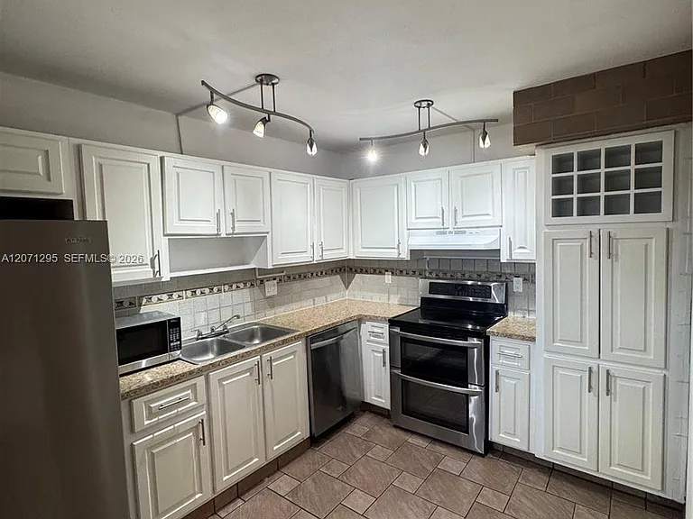 215 Lakeview Dr #105 — Photo 3