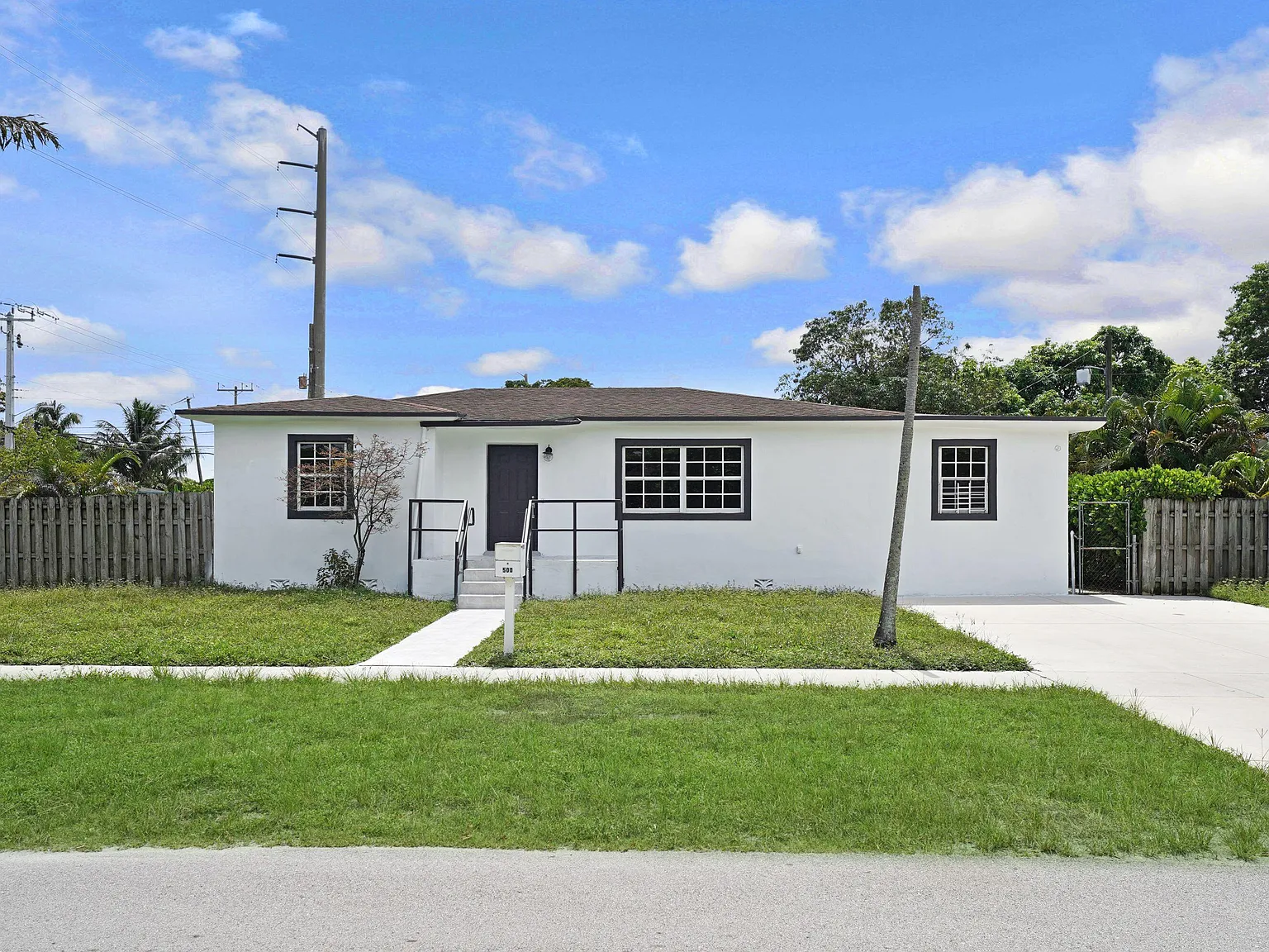 3 bed, 2.0 bath, 1664 sqft, $3,700 — Photo 2