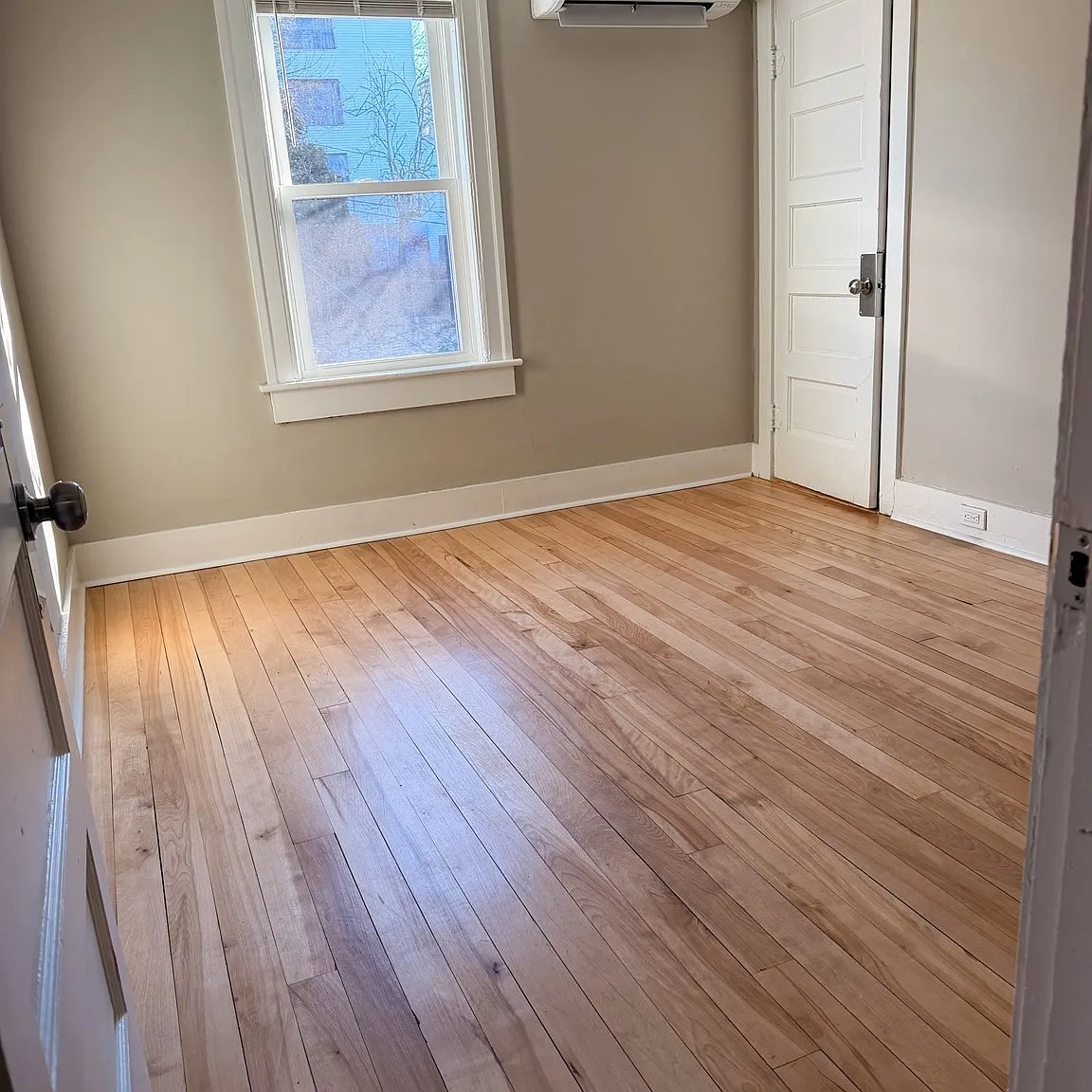 3 bed, 1.0 bath, 1200 sqft, $2,000 — Photo 3