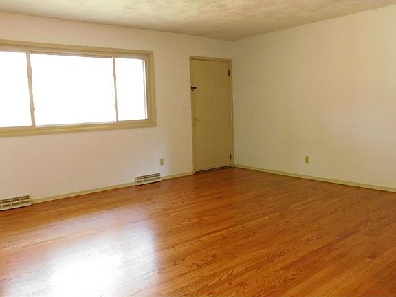 3rd image of 494 Brentwood Ave