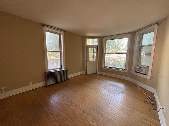 4th image of 1522 W Victoria St APT 1R