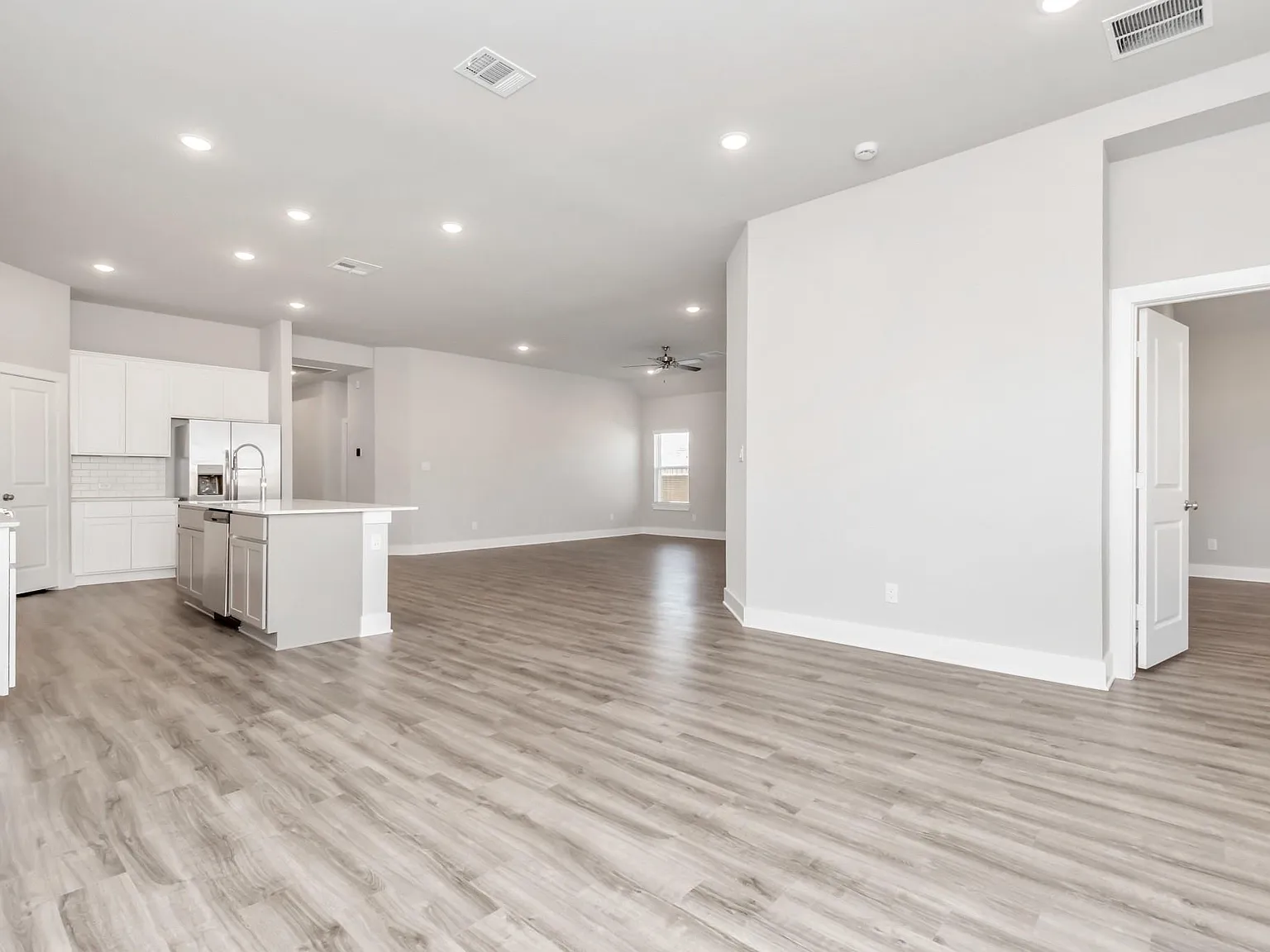 4 bed, 2.0 bath, 2157 sqft, $3,175 — Photo 3