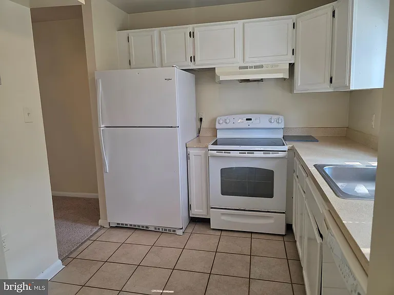 15609 Dorset Rd #201 — Photo 11