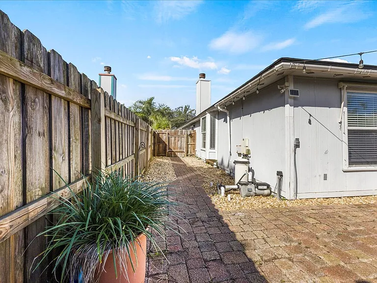 1073 Stocks St — Photo 35