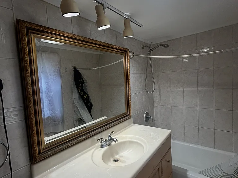 632 W Roxbury Pkwy — Photo 13