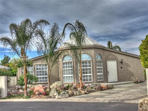 Curb appeal and located on cul-de-sac street