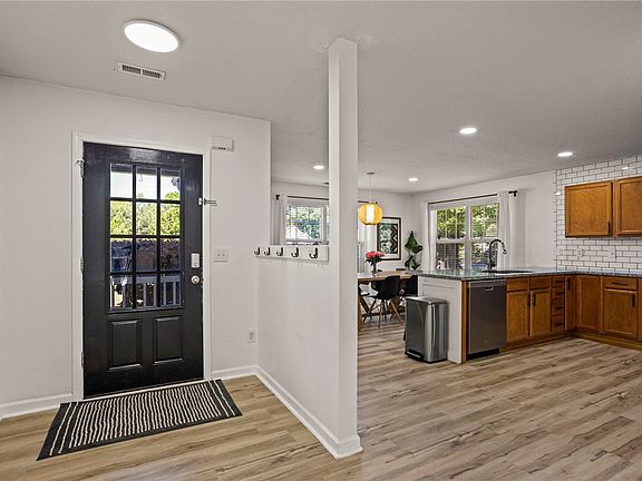 4th image of 100 Cedar Glen Dr
