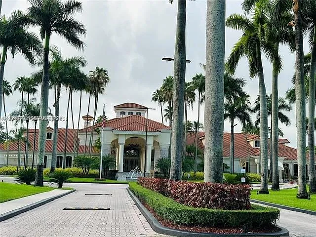 Doral House — Photo 1