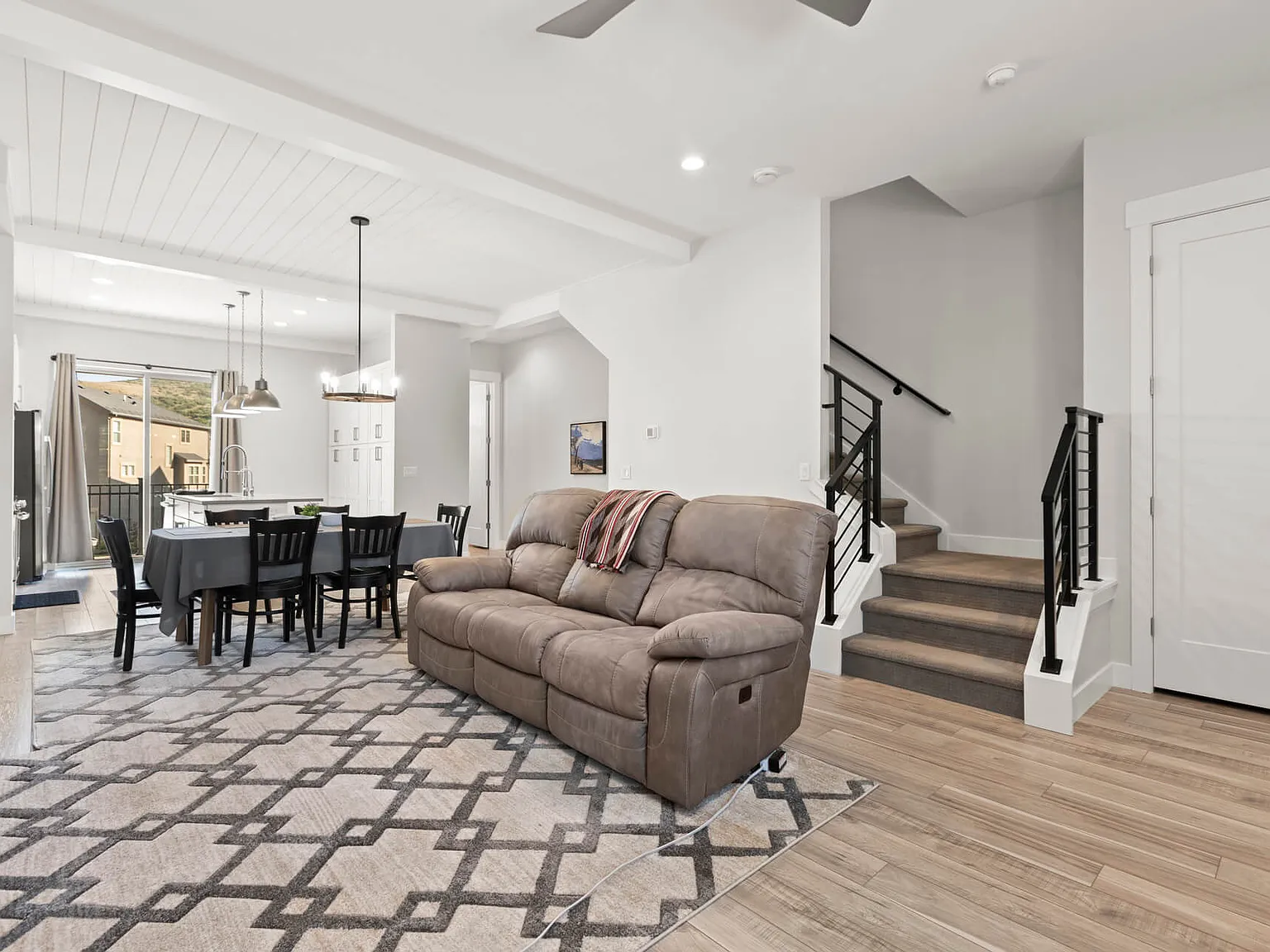 3 bed, 2.5 bath, 1600 sqft, $3,200 — Photo 3