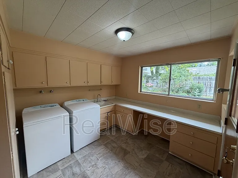 710 NW Midland Ave — Photo 28