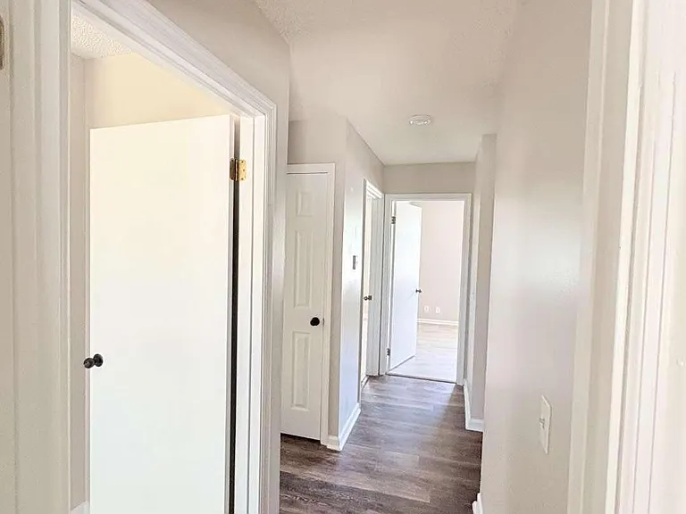 142 Woodvalley Ct — Photo 42