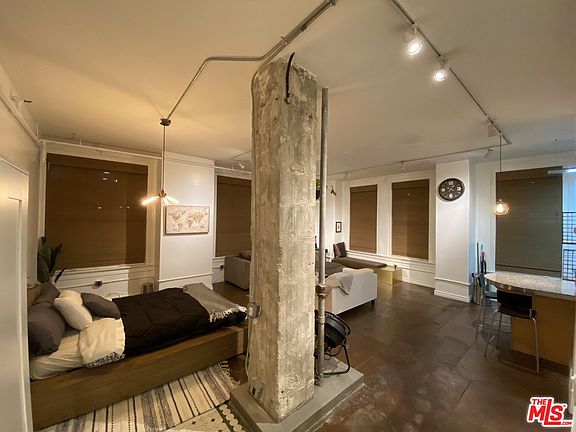 2nd image of 215 W 7th St APT 611