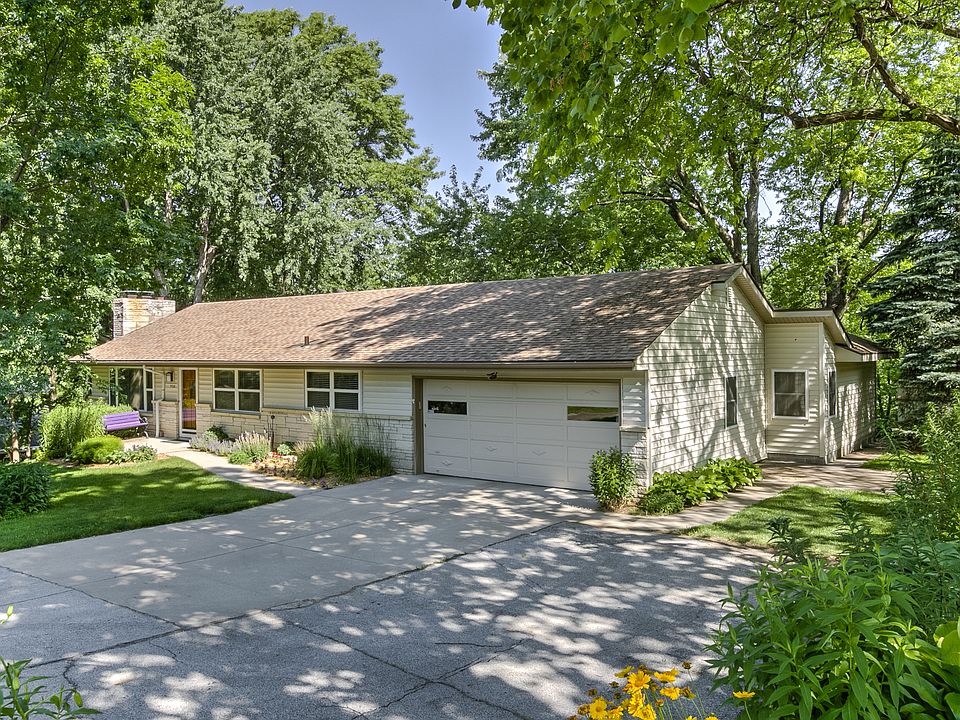 1st image of 9728 Woodridge Ln