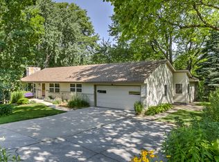 9728 Woodridge Ln, Omaha, NE 68124