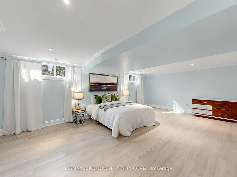 1316 Cambridge Dr — Photo 42