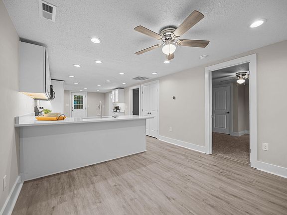 3rd image of 807 N Wilson Ave