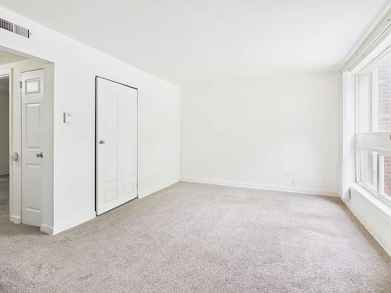 Forest Square Apartments — Photo 30