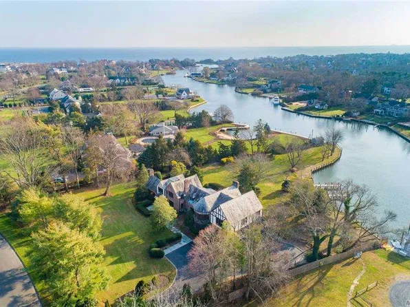 18 Garner Ln, Bay Shore, NY 11706