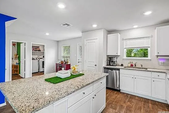 4 bed, 2.5 bath, 1600 sqft, $2,200 — Photo 3