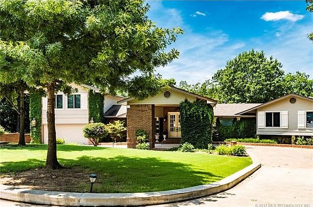 Circular Drive w/Porte Cochere