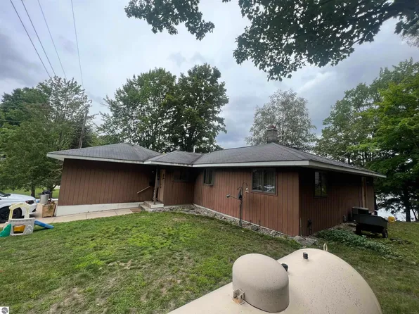 951 Hillcrest Dr, Boon, MI 49618
