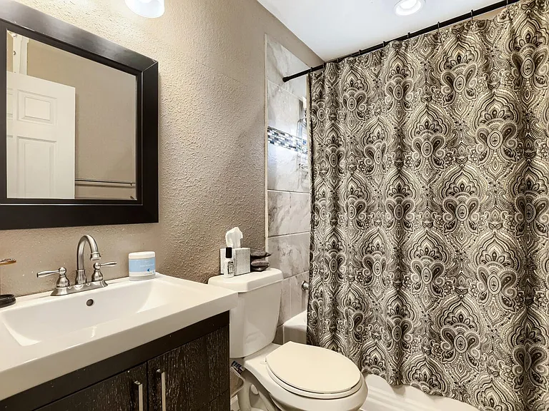 2606 Loyola Ln — Photo 9